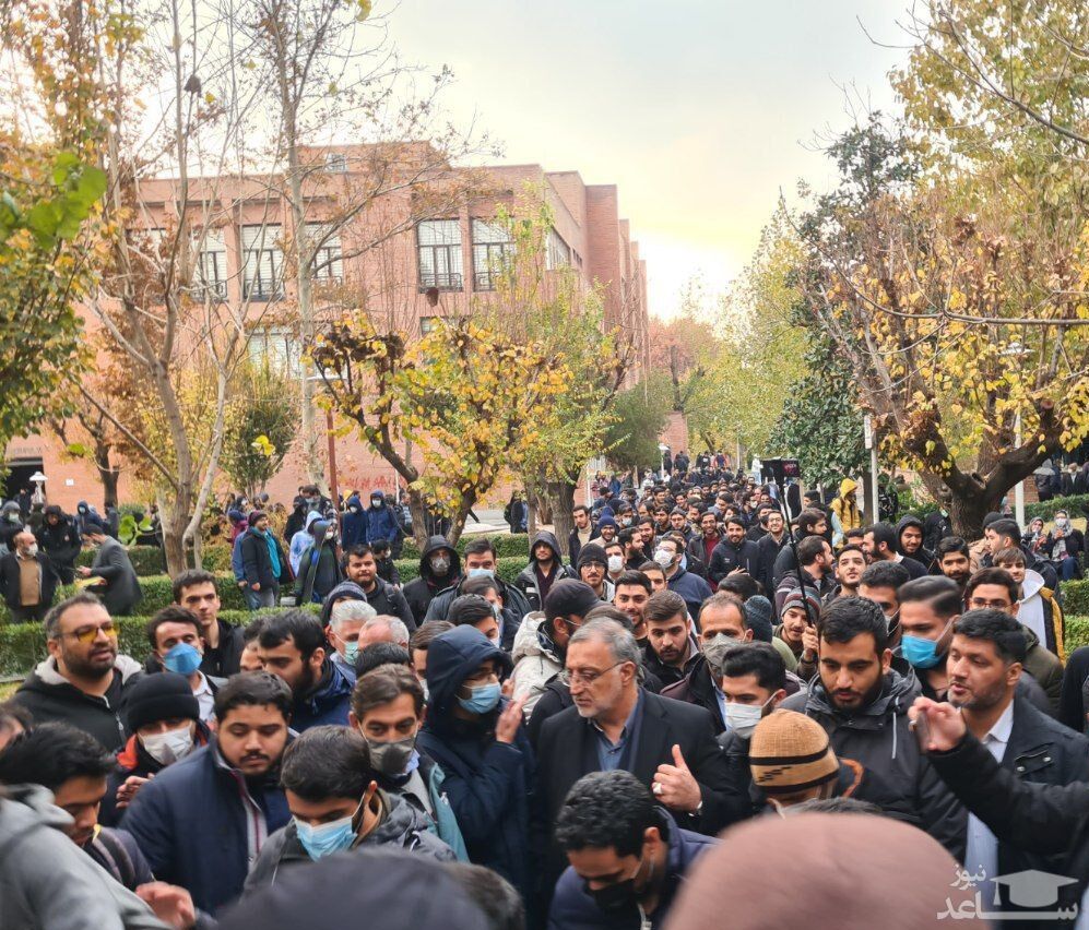 پوستر زاکانی در بین دانشجویان دانشگاه شریف تهران