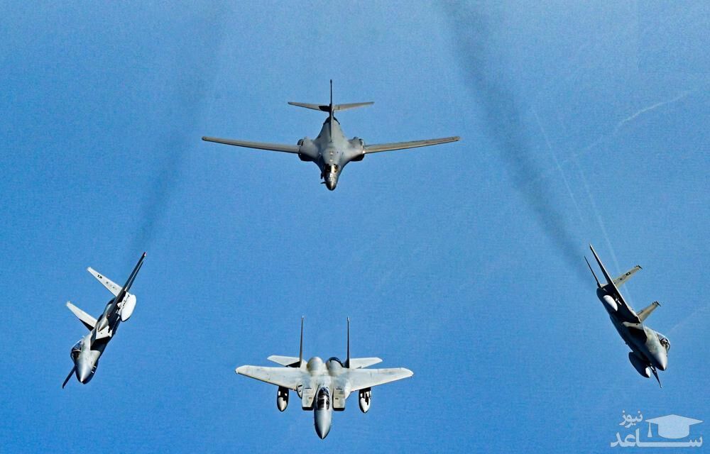 پرواز بمب افکن آمریکایی بر فراز تنگه هرمز! +عکس