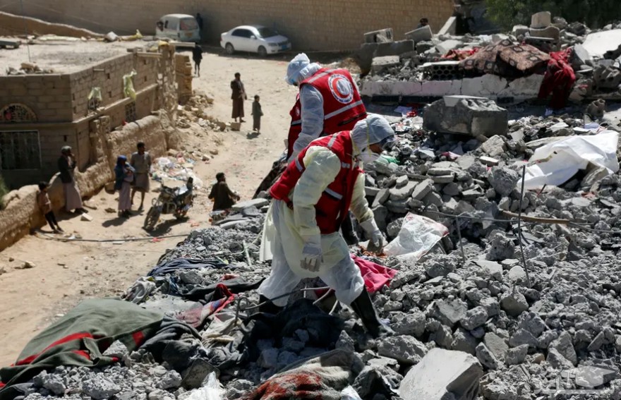 نجات زیر آوار ماندگان در محل حمله هوایی ائتلاف به رهبری عربستان سعودی به شهر صعده یمن/ گتی ایمجز