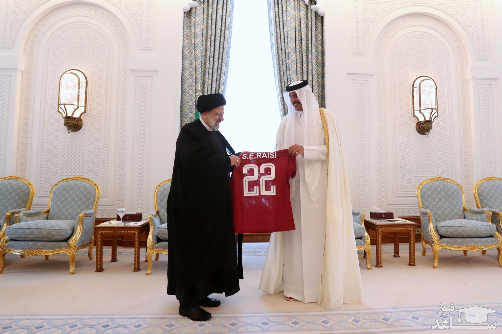 (فیلم) اهدای پیراهن تیم ملی فوتبال قطر به رئیس