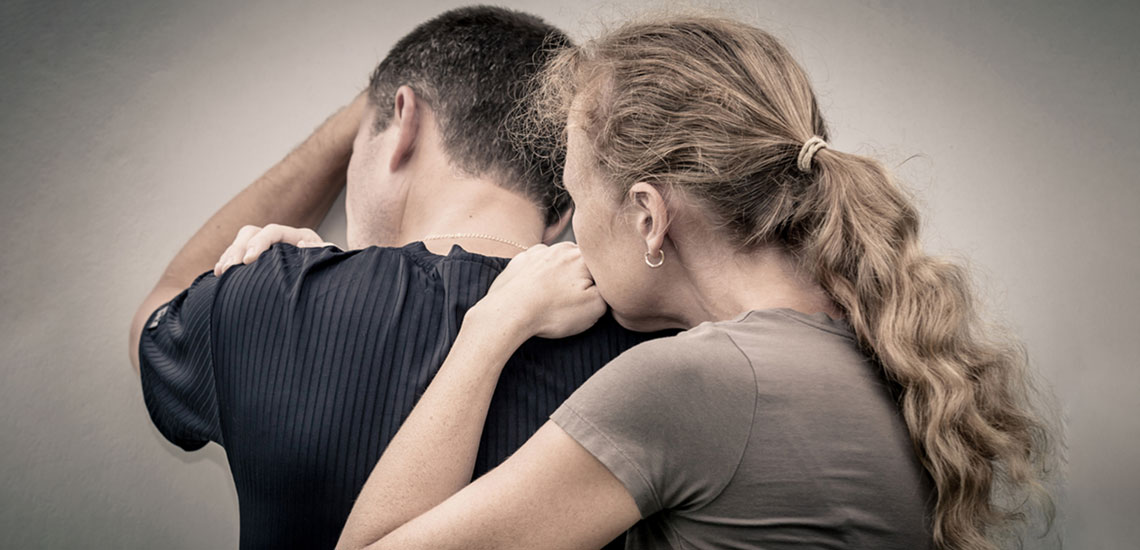 چگونه همسر عذادار خود را دلداری دهیم؟