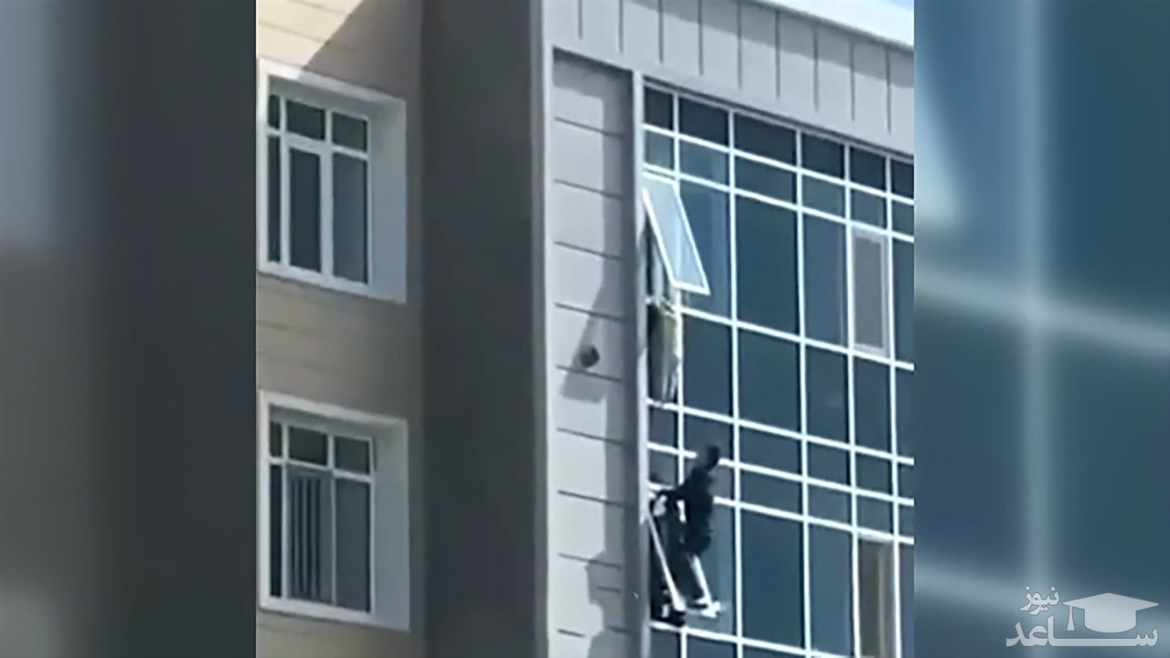 (فیلم) نجات یک کودک از لبه پنجره