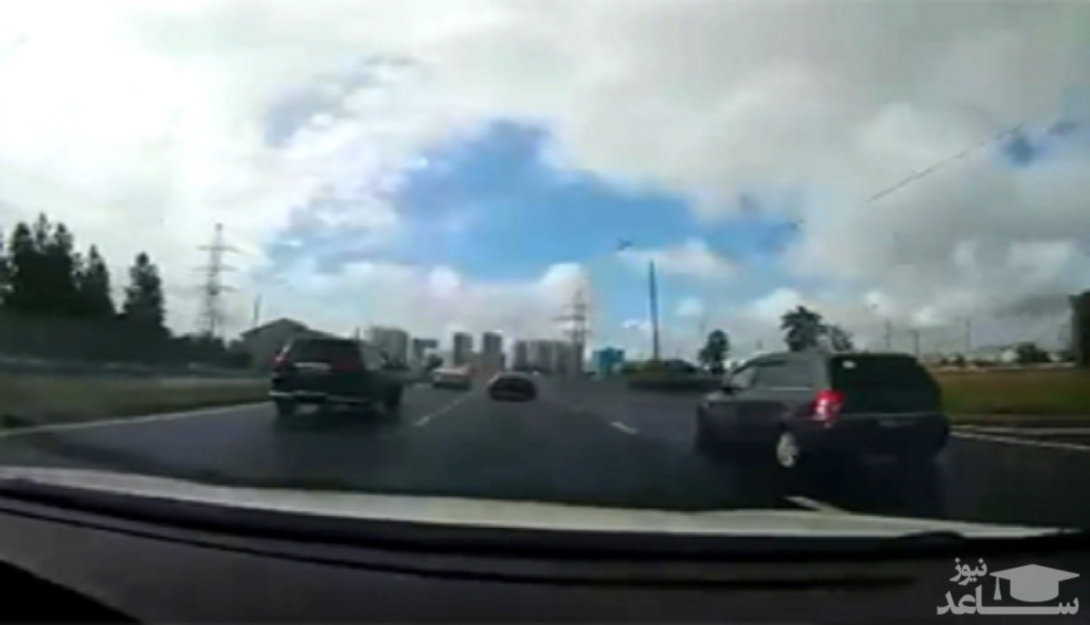 (فیلم) حرکت عجیب راننده خودرو بعد از تصادف با موتور سیکلت