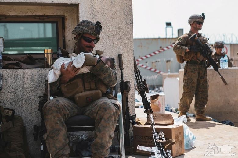 کودک افغان در آغوش سرباز آمریکایی