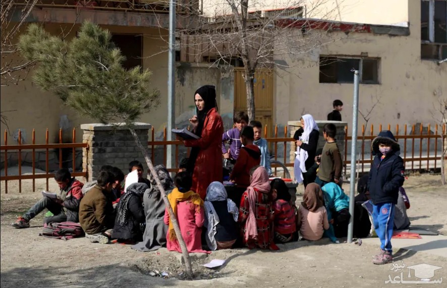 یک زن فعال اجتماعی افغانستانی، برای کودکانی کار در شهر کابل کلاس رایگان برگزار می کند. بسیاری از این کودکان کار می کنند و به دلیل مشکلات مالی از تحصیل محروم شده اند./ EPA