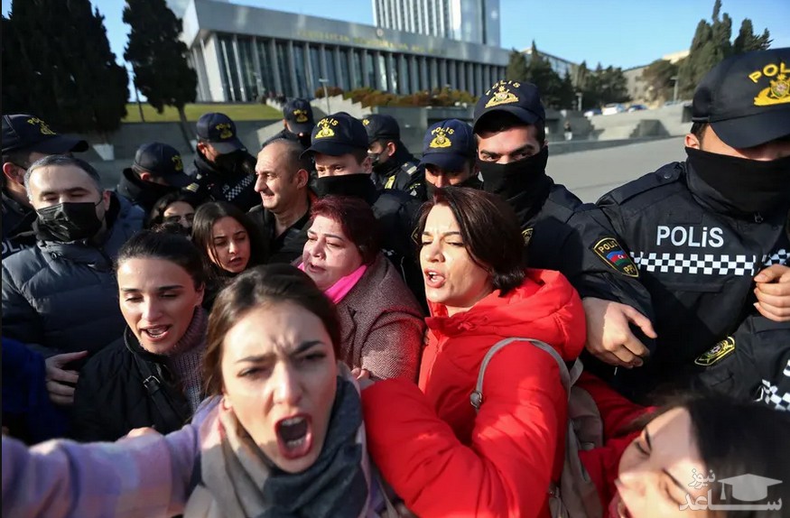 تظاهرات خبرنگاران جمهوری آذربایجان در مقابل ساختمان پارلمان در شهر باکو علیه لایحه جدید دولت برای ایجاد محدودیت بیشتر بر رسانه ها/ رویترز