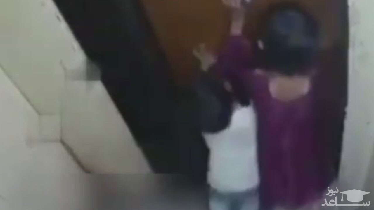 (فیلم) صحنه دلخراش له شدن یک پسر بچه در آسانسور 