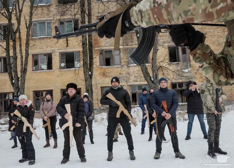 مردم غیرنظامی داوطلب در شهر "کی یف" اوکراین در یک تمرین نظامی