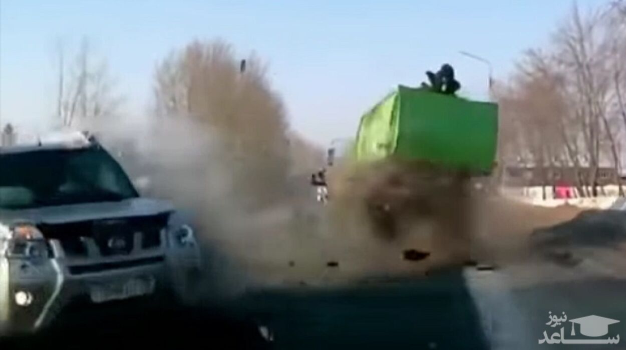 (فیلم) برخورد شدید یک کامیون و خودروی شاسی بلند در جاده