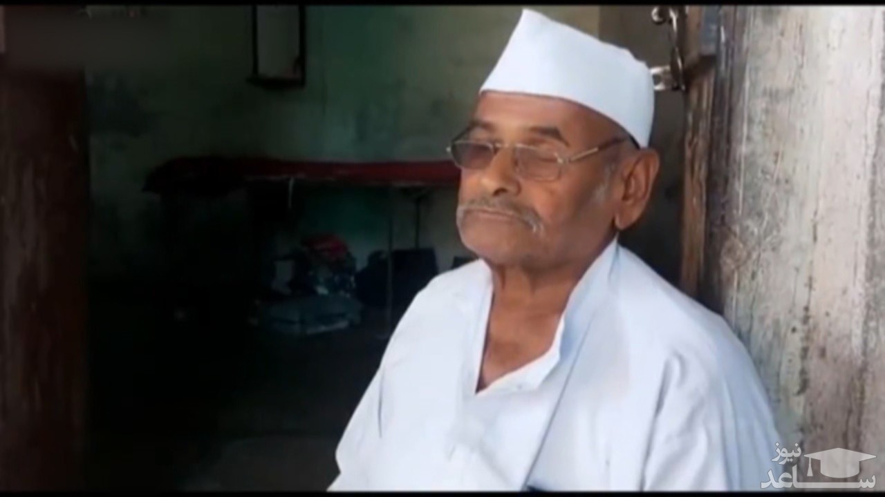 (فیلم) سنگ خوردن پیرمرد ۸۰ ساله برای تسکین درد معده!