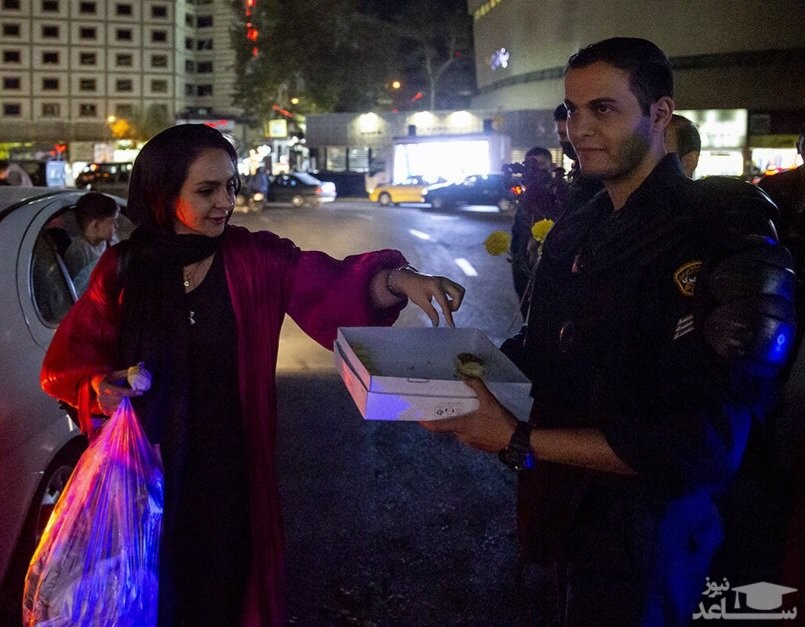 (تصاویر) اهدای گل به زنانی با حجاب متفاوت توسط یگان ویژه در تهران