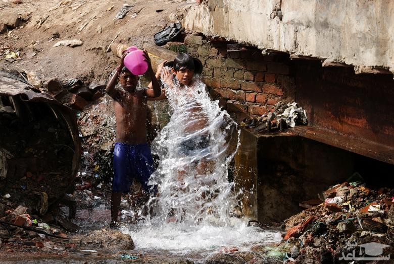 آب تنی کودکان در گرمای طاقت فرسا شهر دهلی هند/ رویترز