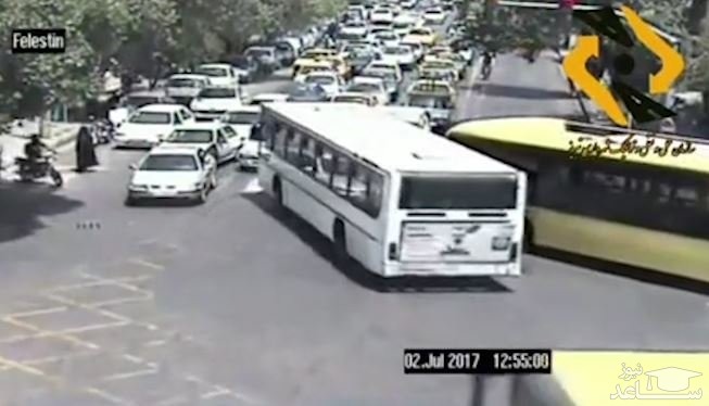 (فیلم) تصادف اتوبوس‌های شرکت واحد بخاطر لج‌بازی رانندگان!