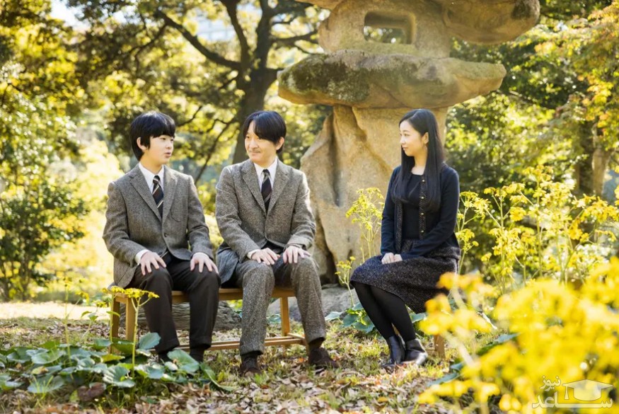 ولیعهد ژاپن "آکیشینو" (فرد نشسته در وسط تصویر) در حال گفتگو با دو فرزند دختر و پسرش در باغ کاخ امپراتوری در شهر توکیو/ بازنشر در خبرگزاری فرانسه