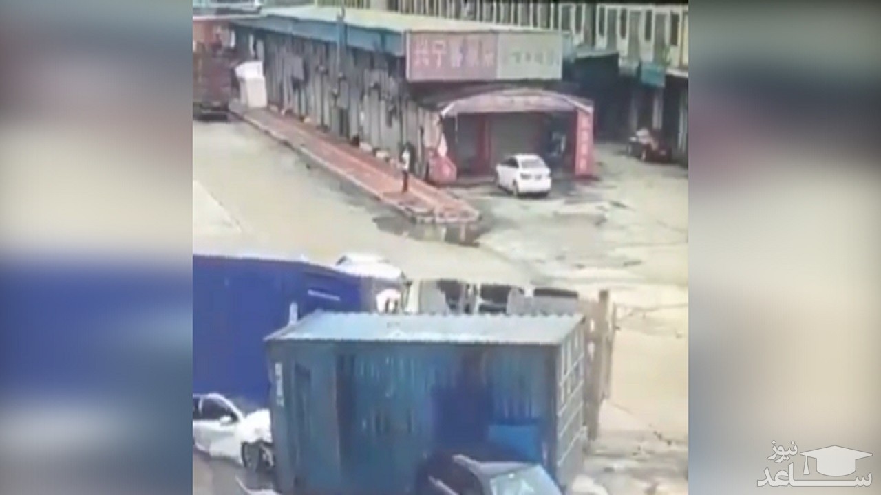 (فیلم) وقتی یک کامیون تمام خودروهای یک چهارراه را پرس می‌کند!