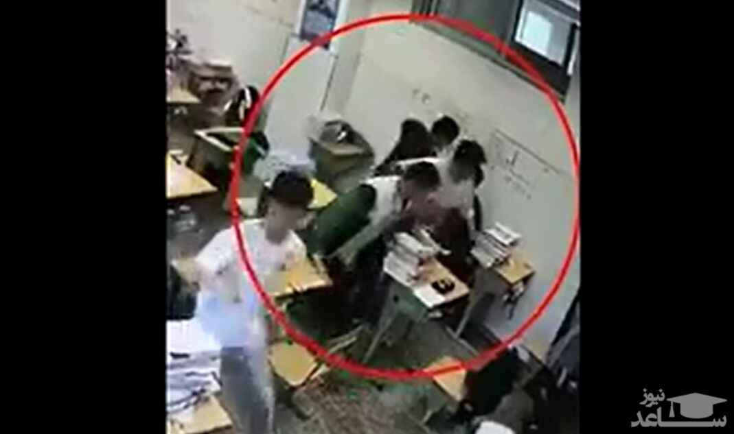 (فیلم) لحظه اقدام قهرمانانه پسر چینی: نجات دوست با پای شکسته زیر زلزله!