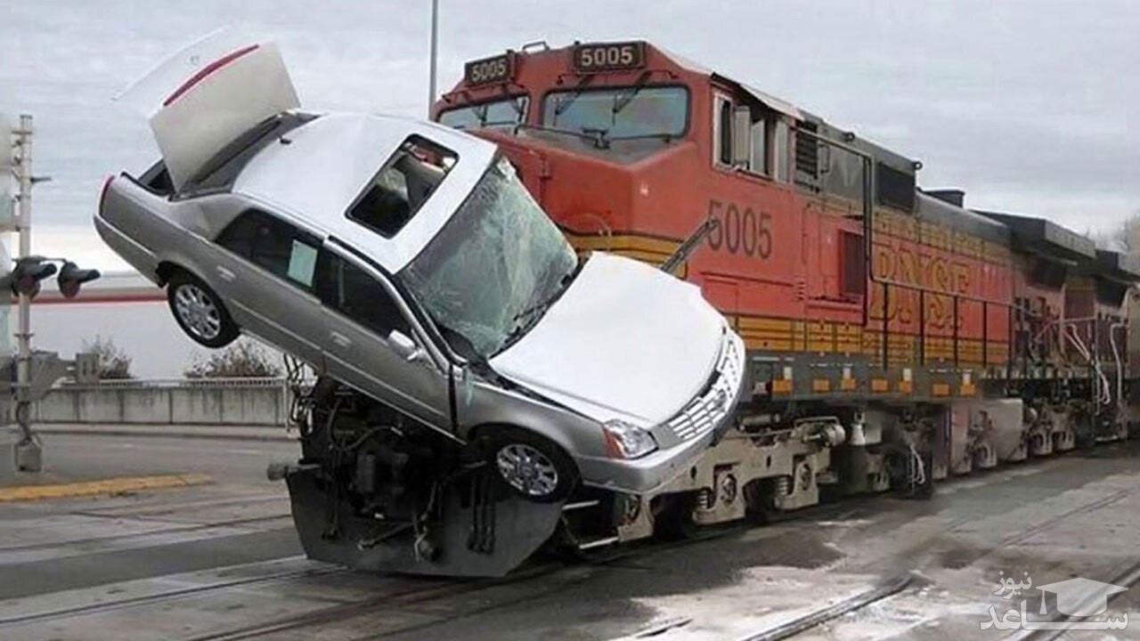 (فیلم) لحظه وحشت آور تصادف خودرو با قطار سریع السیر