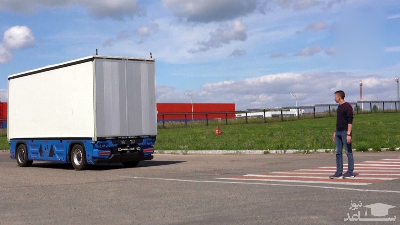 (فیلم) کامیونی که جایی برای راننده ندارد! 