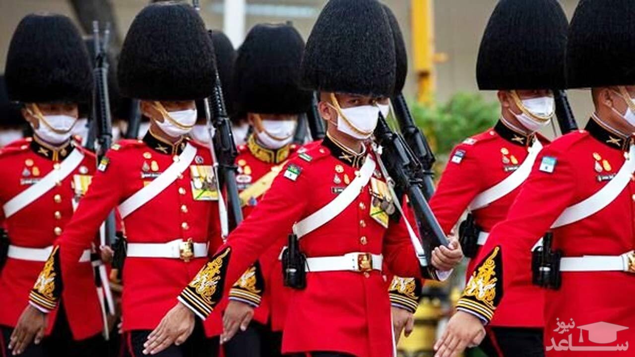 (فیلم) لحظه عبور گارد سلطنتی انگلیس از روی یک کودک