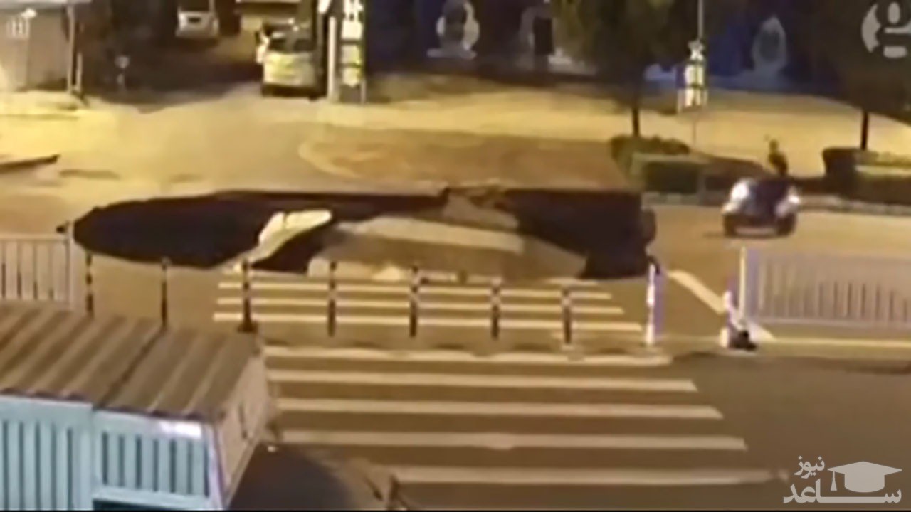 (فیلم) سقوط موتورسیکلت به داخل یک گودال بزرگ