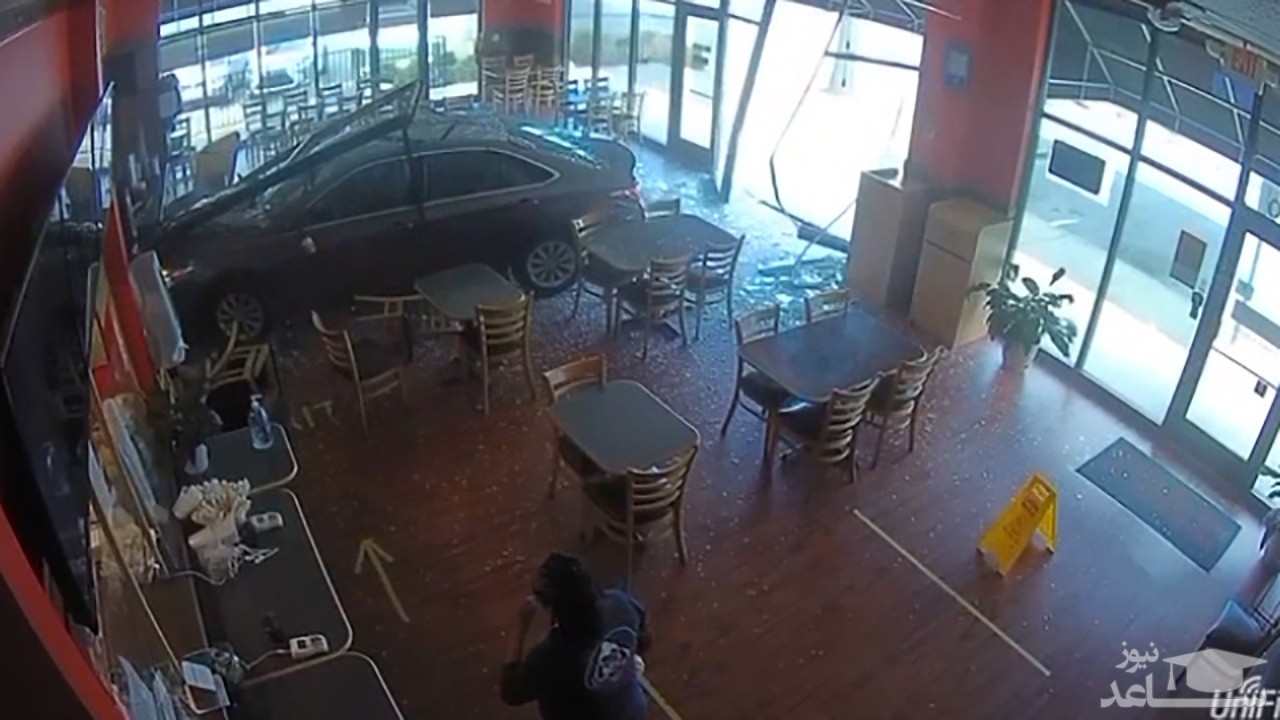(فیلم) ورود ناگهانی یک زن به داخل رستوران با ماشین