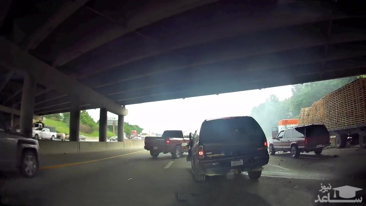 (فیلم) تصادف خودروی شاسی بلند با تریلی ۱۸ چرخ 