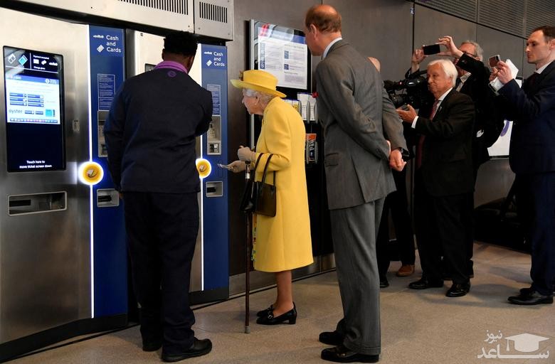 آموزش نحوه خرید بلیت مترو به ملکه انگلیس در یک ایستگاه تازه تاسیس در شهر لندن/ رویترز