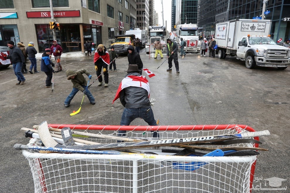 معترضان به واکسیناسیون اجباری در دومین هفته اعتراضات خود در شهر اوتاوا کانادا در حال بازی هاکی روی یخ در خیابان/ رویترز
