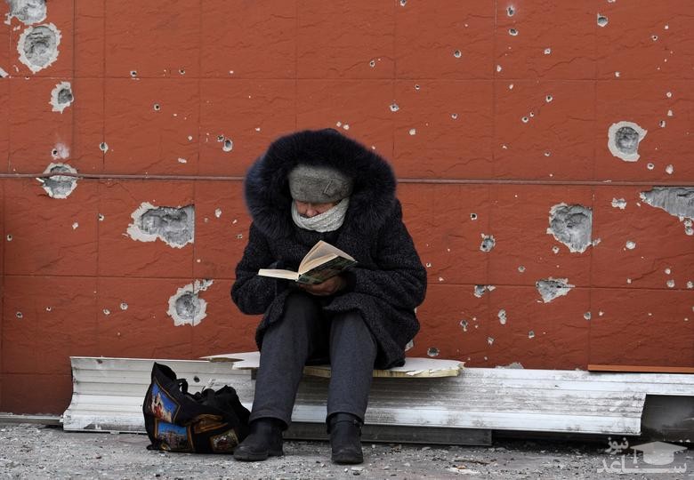 مرد اوکراینی در حال خواندن یک کتاب در شهر جنگ زده "ماریوپول". بیش از 40 روز از آغاز حمله ارتش روسیه به اوکراین می گذرد./ رویترز