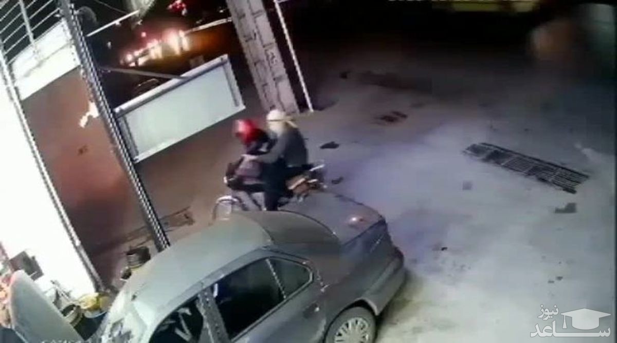 (فیلم) لحظه شلیک با اسلحه وینچستر در مغازه تعویض روغنی