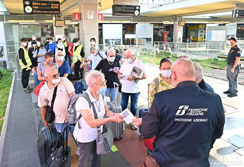 کنترل گواهی سلامت (کارت واکسیناسیون) مسافران در ایستگاه قطار شهر تورین ایتالیا/ EPA