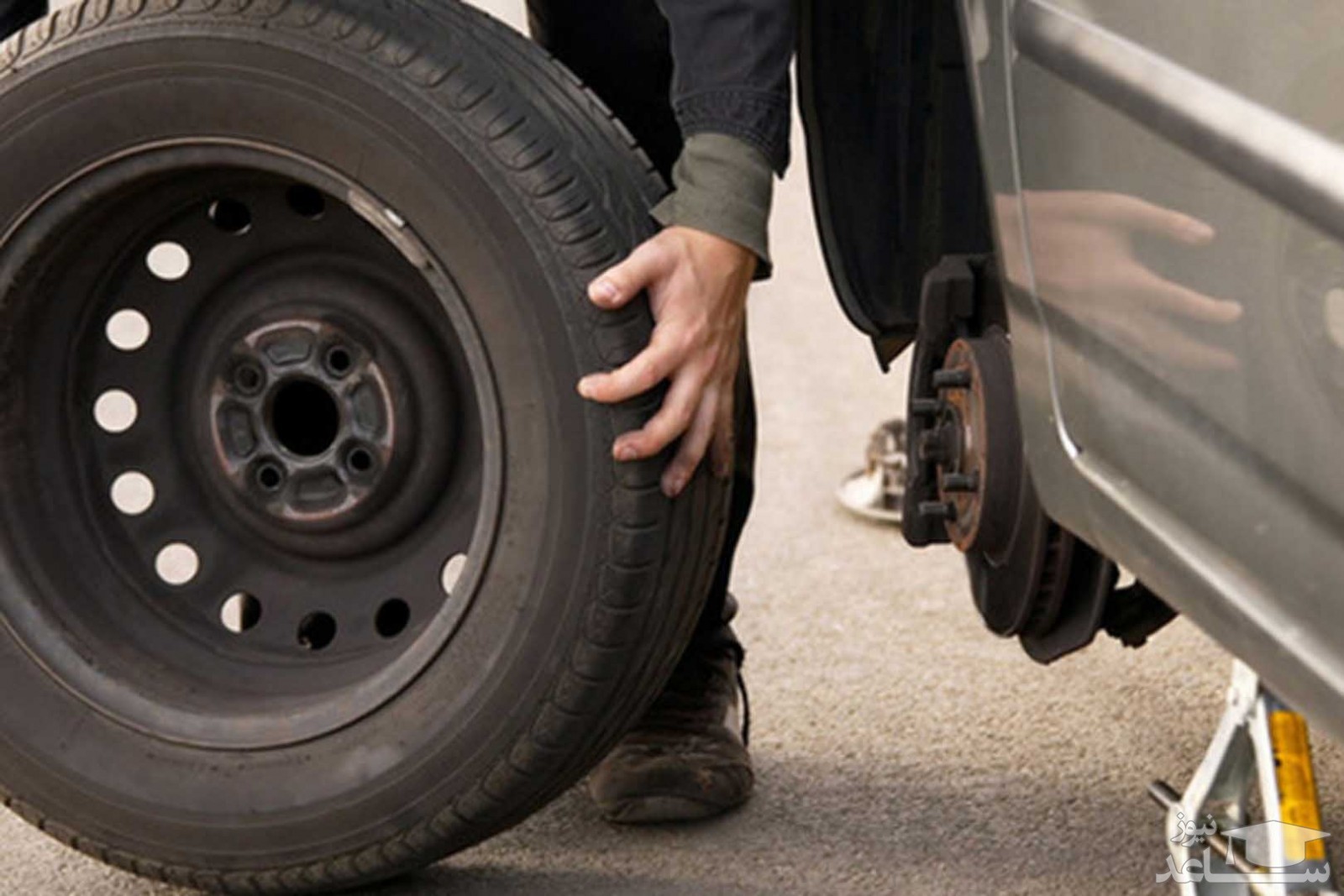 (فیلم) له شدن دلخراش تعمیرکار به هنگام پنچرگیری زیر چرخ‌های تریلی