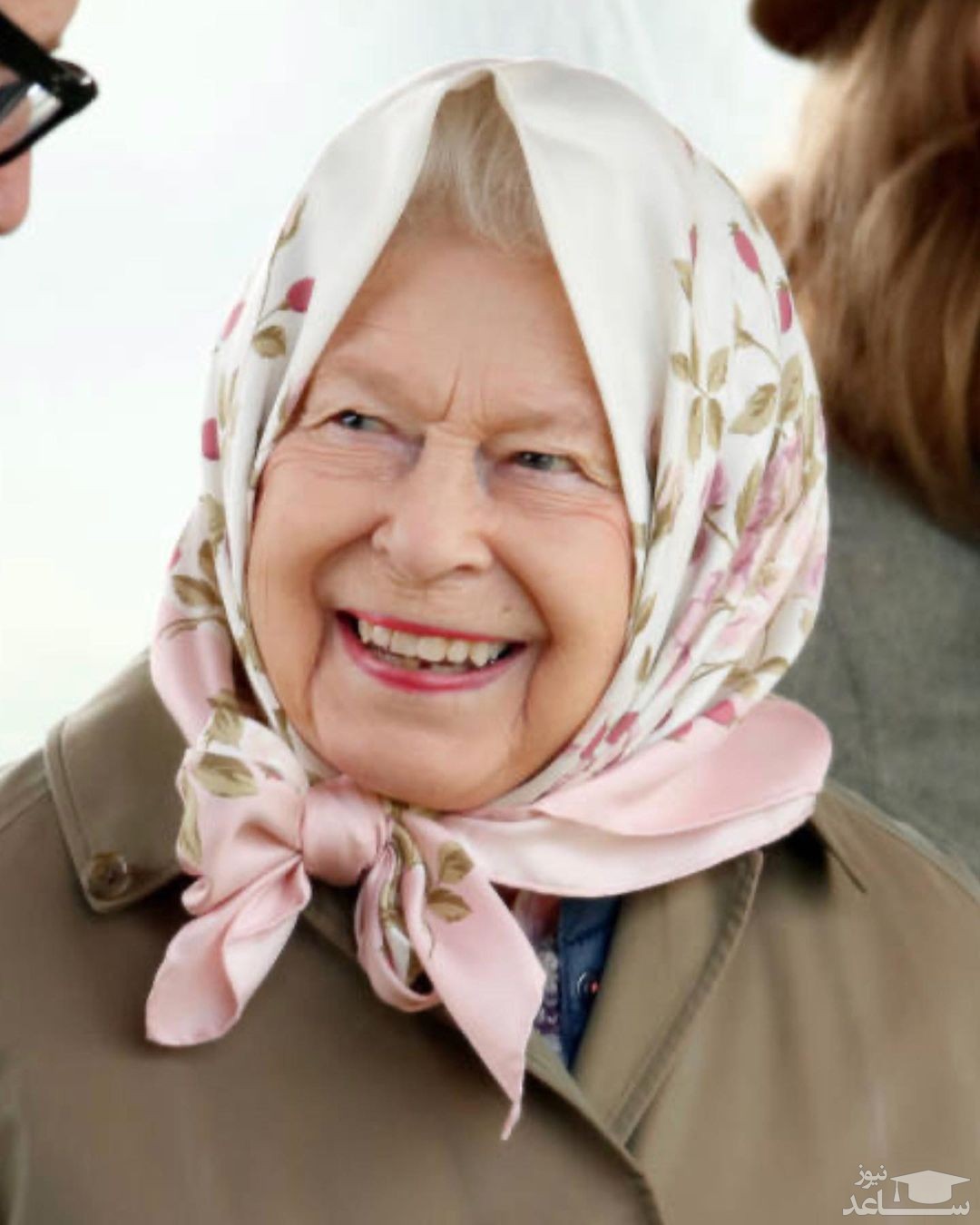 ملکه الیزابت با روسری