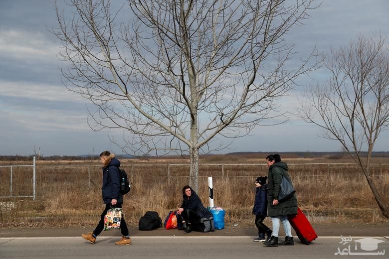 شهروندان اوکراینی و غیراوکراینی در حال حرکت به سمت مرز مجارستان/ رویترز