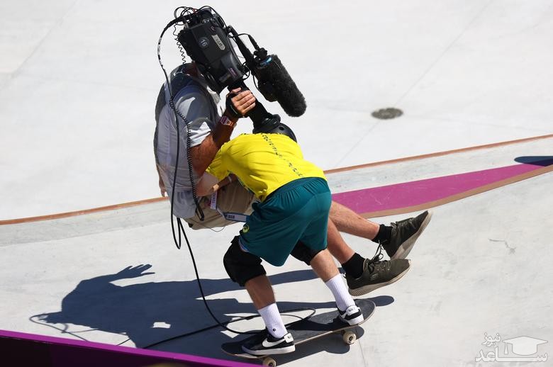 لحظه برخورد اسکیت بورد سوار استرالیایی حین انجام مسابقه با یک فیلمبردار در مسابقات المپیک 2020 توکیو/ رویترز