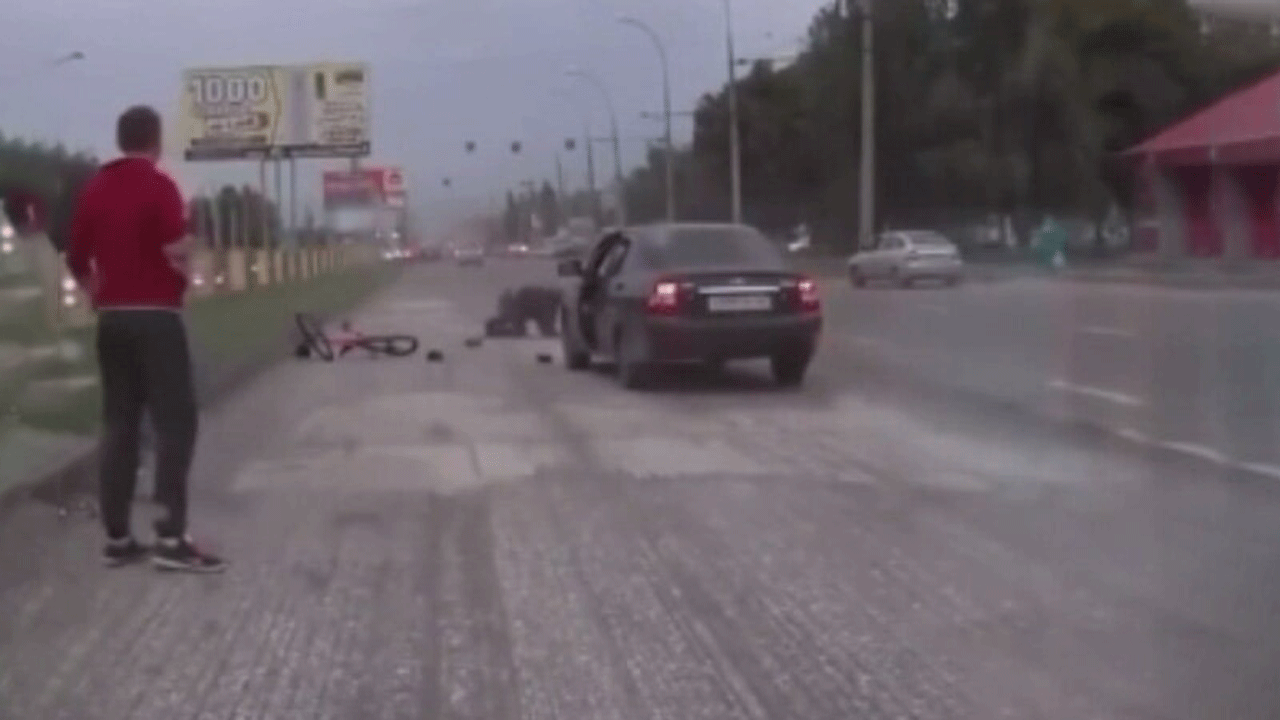 (فیلم) تصادف وحشت آور خودروی سواری با دوچرخه‌سوار