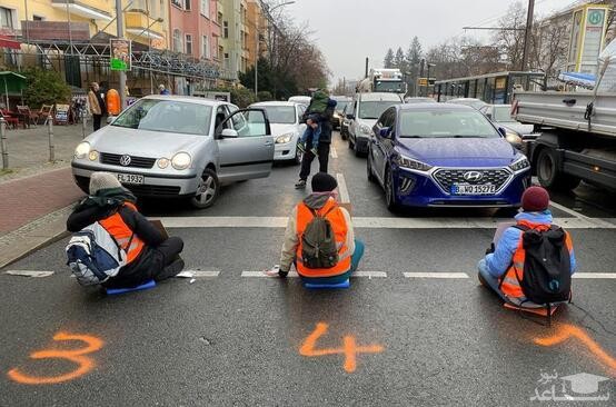 معترضان محیط زیستی با چسباندن خود به روی آسفالت، مسیر عبوری یک خیابان را به روی خودروها در شهر برلین آلمان بسته اند./ رویترز
