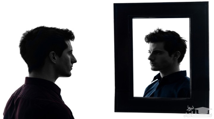 مردی در جلو آینه