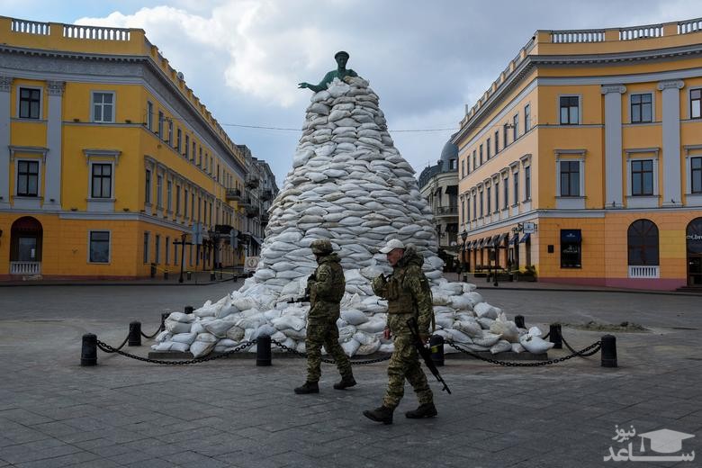 حفاظت از مجسمه های تاریخی نماد شهر بندری "اودسا" اوکراین با استفاده از کیسه های شنی/ رویترز