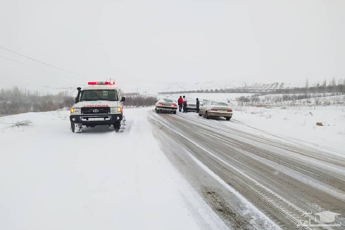 ۲۵ خودرو در محورهای برف‌گیر استان سمنان گرفتار شدند