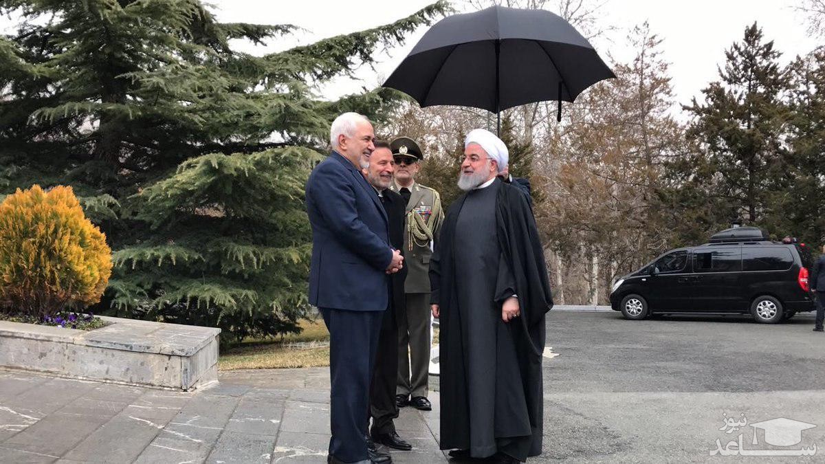 (عکس) یک روز پس از استعفا؛ خنده‌های ظریف در کنار روحانی