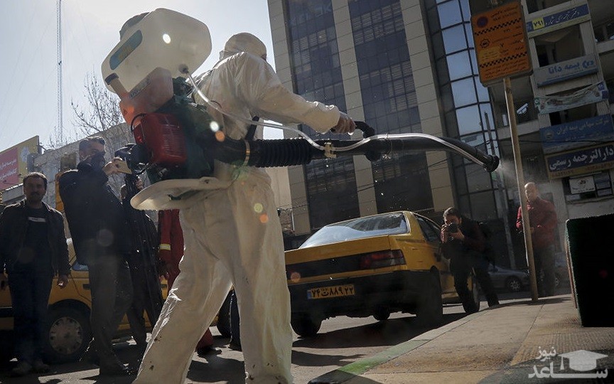 این زن میدان انقلاب را ضدعفونی می‌کند