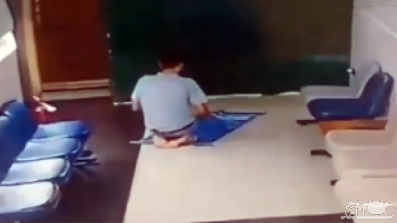 (فیلم) مرگ جوان مصری در هنگام نماز