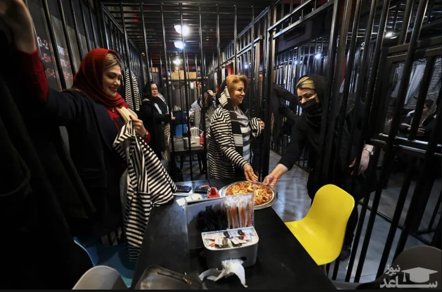شام خوردن مشتریان در رستوران "سلول" در محله تهرانپارس تهران. این رستوران به شکل سول های زندان طراحی شده است. بخشی از عواید این رستوران برای پرداخت بدهی زاندانیان مالی و آزادی آنها هزینه می شود. عکس: عطا کناره/ خبرگزاری فرانسه