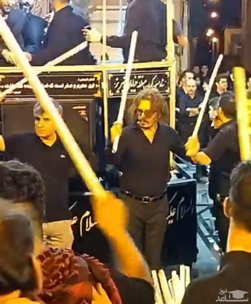 (فیلم) حضور جانی دپ در مراسم عزاداری امام حسین / جانی دپ در ایران!