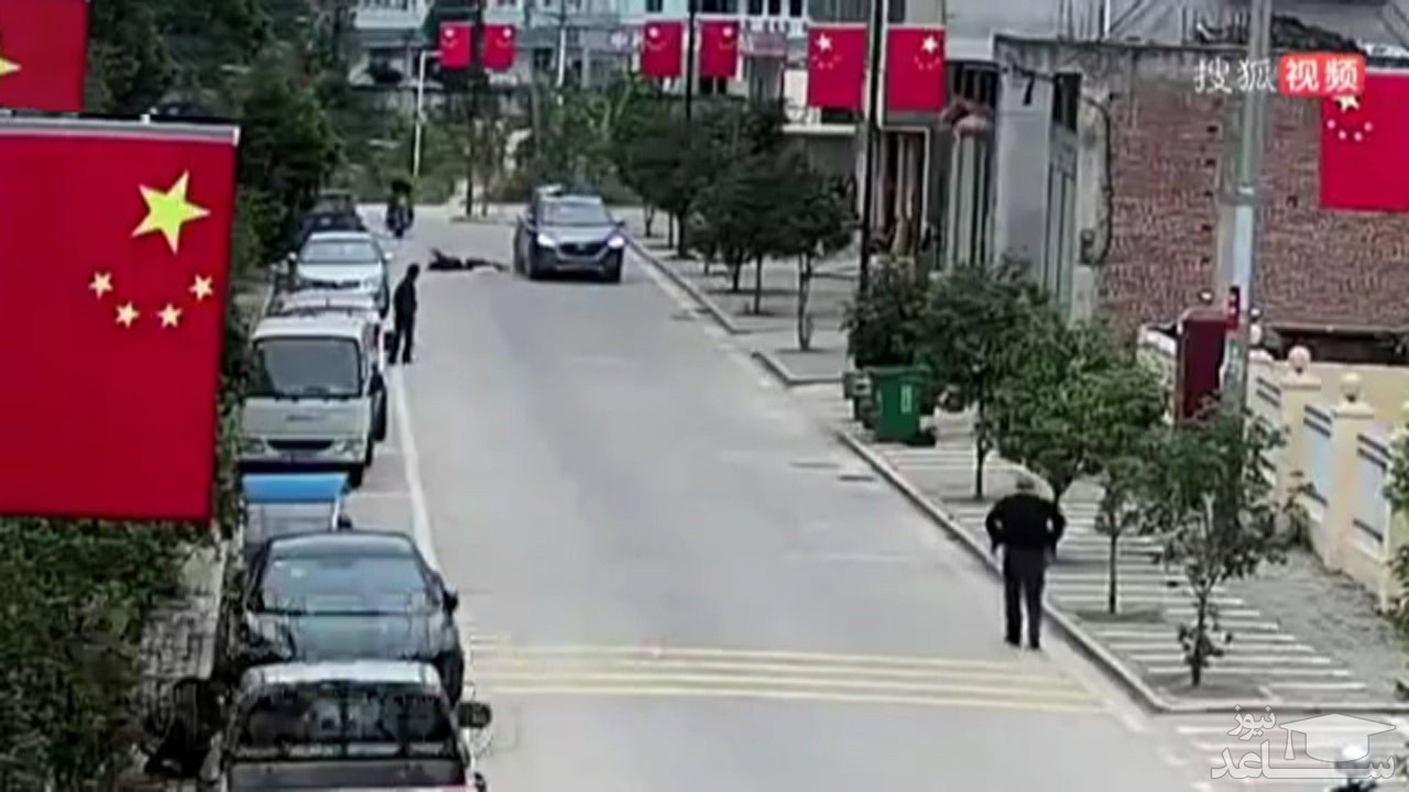 (فیلم) پرت شدن کودک به روی سقف خودرو پس از اقدام ناشیانه مادرش حین عبور از خیابان 