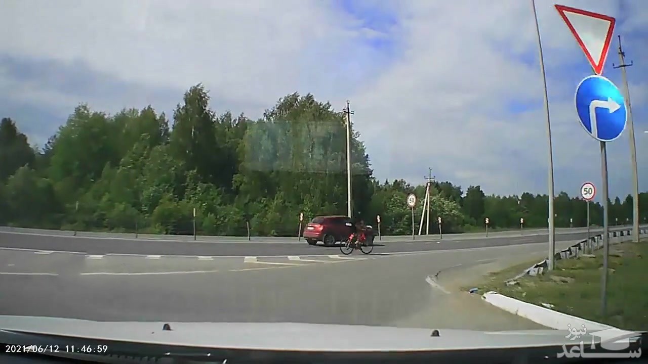 (فیلم) برخورد خطرناک یک تریلی با راکب دوچرخه 