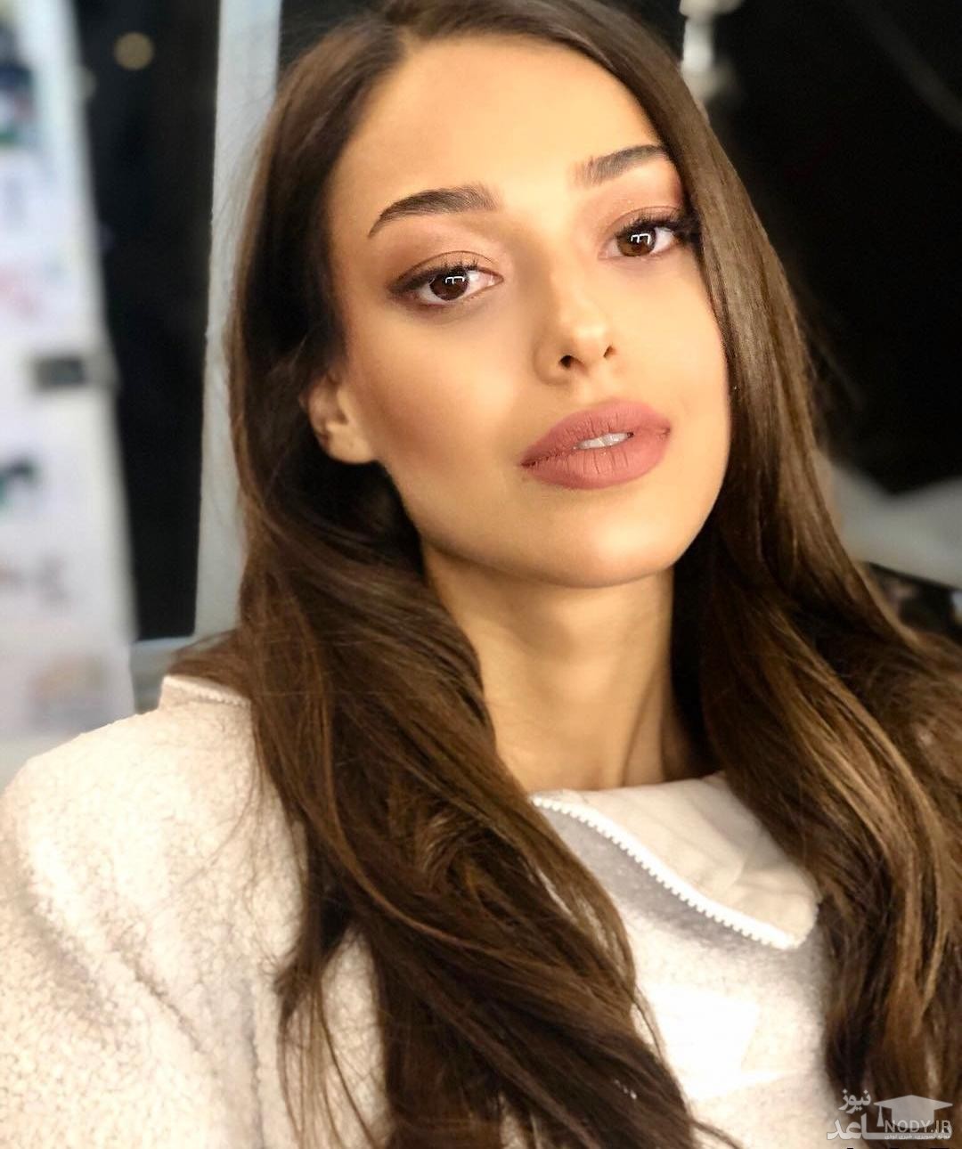 میکاپ مینیمال و استایل ویبرانت دیلان دنیز در جدیدترین تصویرش