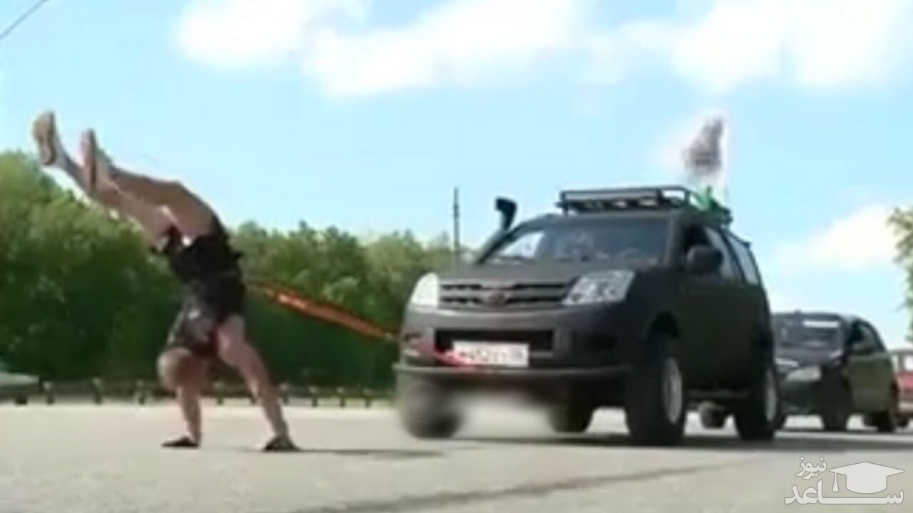 (فیلم) توانایی عجیب مرد روسی در کشیدن ۳ اتومبیل به صورت وارونه