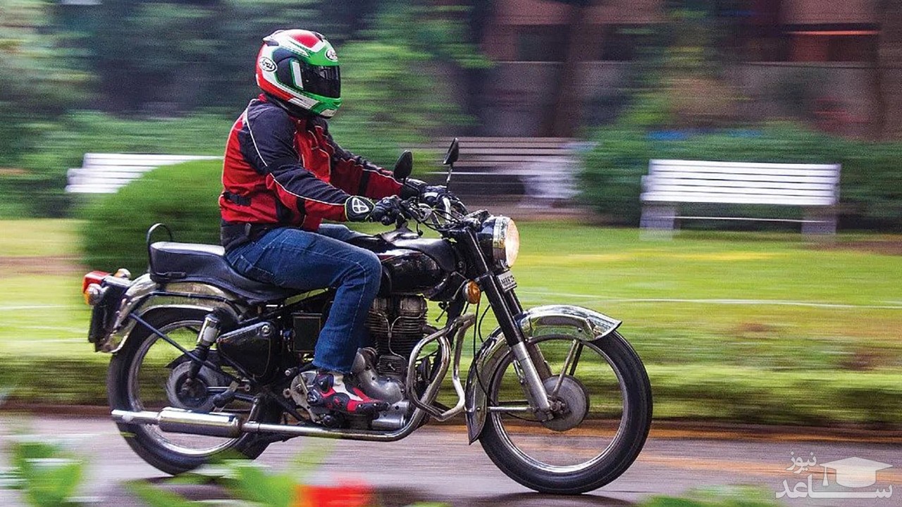 (فیلم) شاخ به شاخ دو موتورسیکلت در هند 